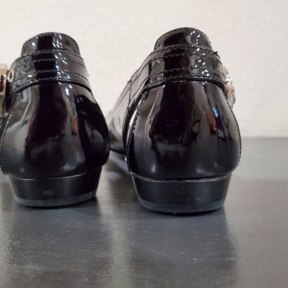 Stuart Weitzman Chitchat black patten leather open toe flats 6.5. - Picture 8 of 10